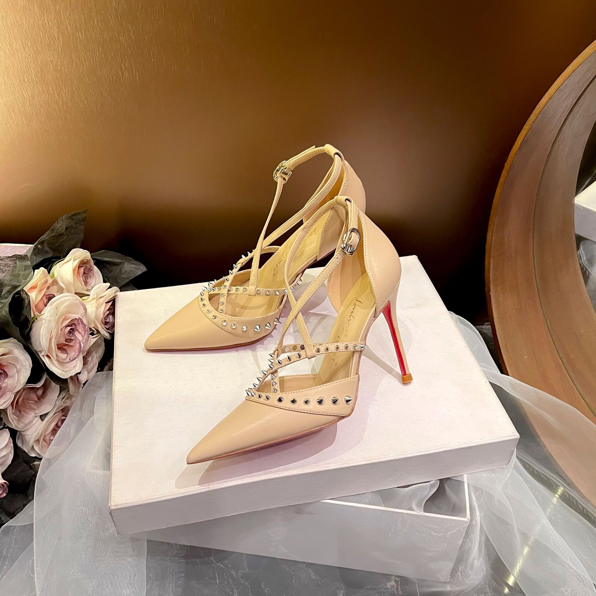 Retro Woman Shoes Sandals Stil - Sandals ulasan dan harga